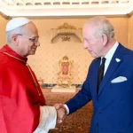 El papa y el rey Carlos III rezan juntos en la Capilla Sixtina