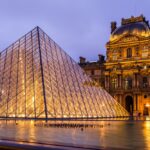 Un robo de joyas de valor incalculable en el Museo del Louvre rápido y profesional, pero con fallos