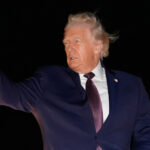 Trump remueve decenas de embajadores en una purga sin precedentes