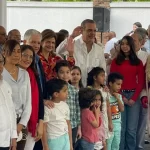 Abinader y Raquel Peña comparten villancicos navideños con familias durante encuentro comunitario en la Casa Presidencial de Santiago