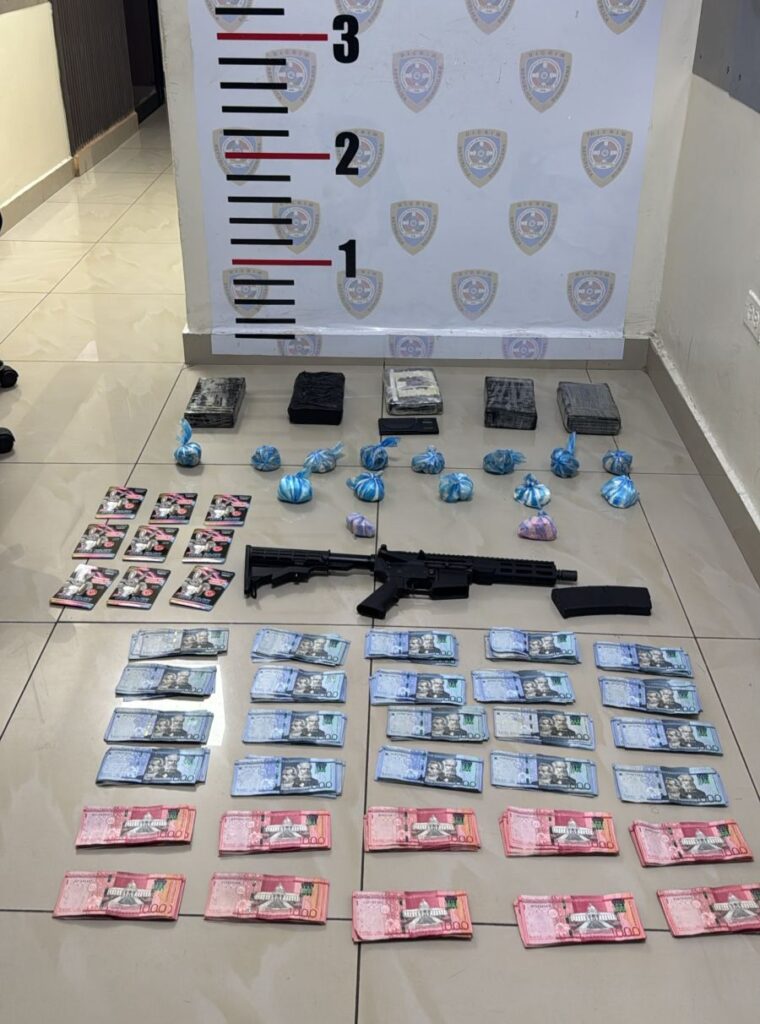Policía apresa hombre en Distrito Nacional con fusil, RD$500,000 en efectivo y presunta droga
