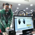 Primera nueva cédula entregada a influencer Santiago Matías Alofoke en Santo Domingo