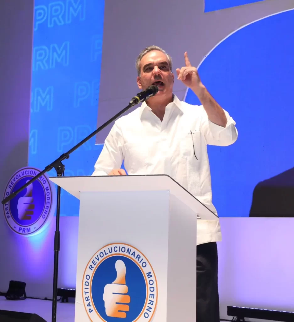 Luis Abinader advierte que quienes cometen o patrocinan corrupción traicionan los ideales del Partido Revolucionario Moderno (PRM)