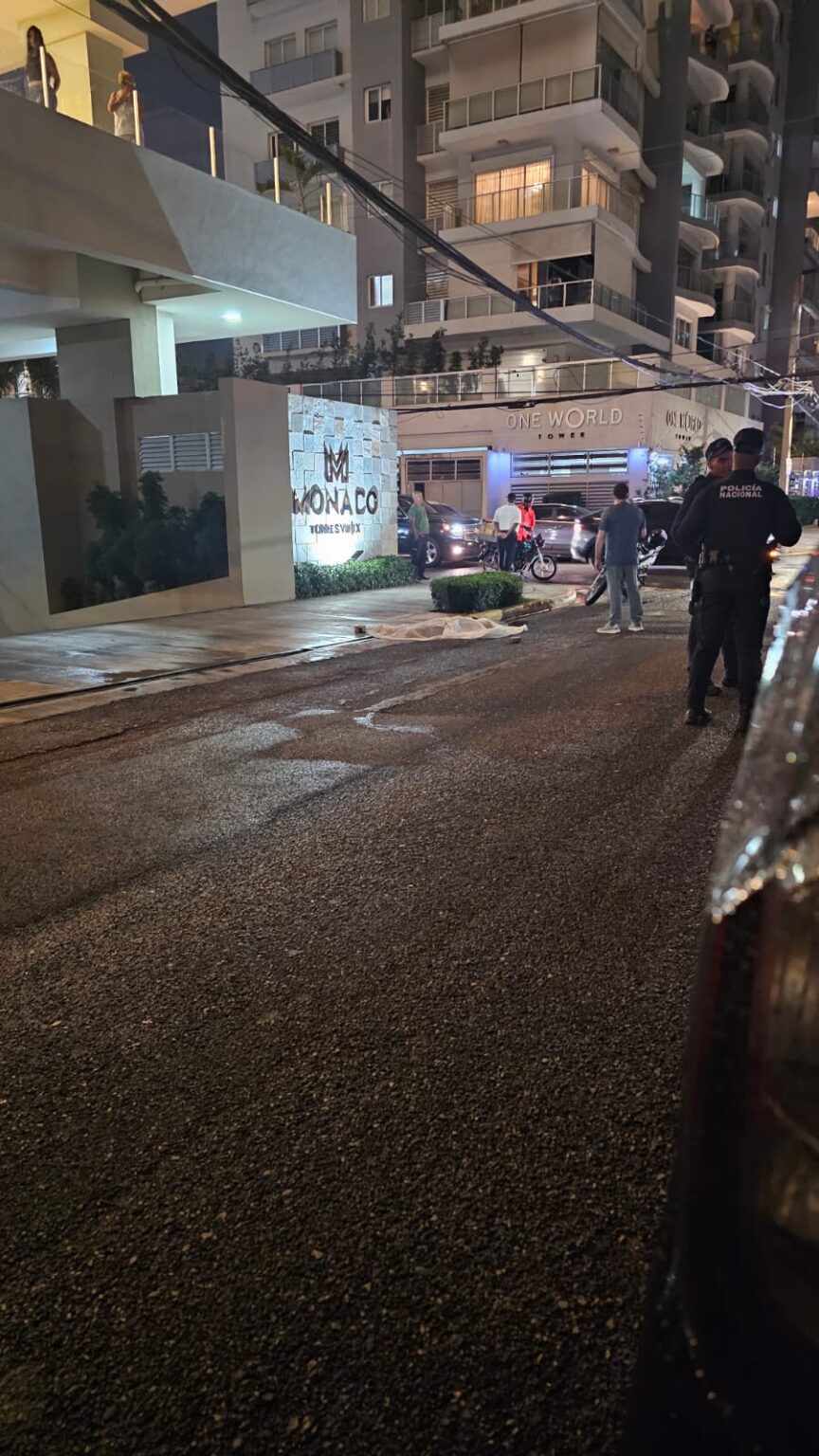 Mujer pierde la vida al lanzarse desde torre en Ensanche Paraíso