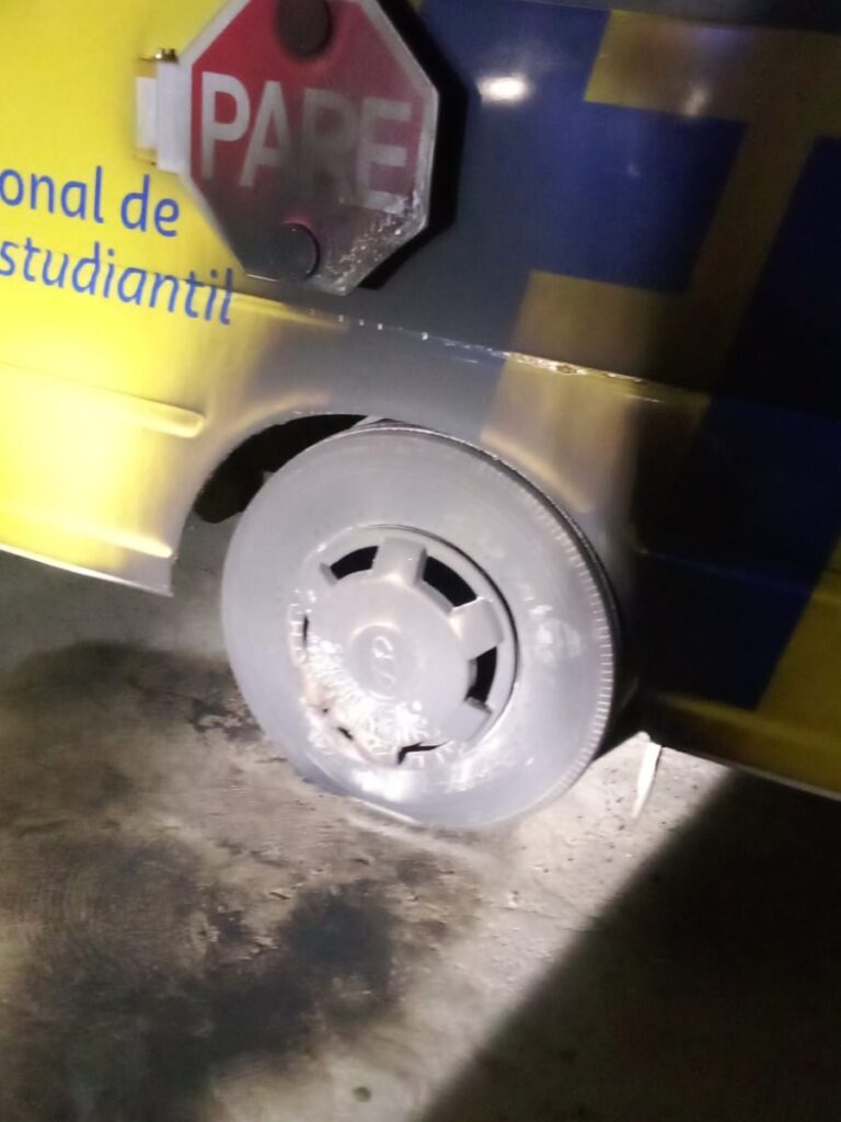Alarmante incidente en Quisqueya: desconocidos incendian neumáticos de autobús escolar estacionado en centro educativo