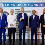 Presidente Abinader recibe primera licencia de conducir del nuevo modelo digital en República Dominicana
