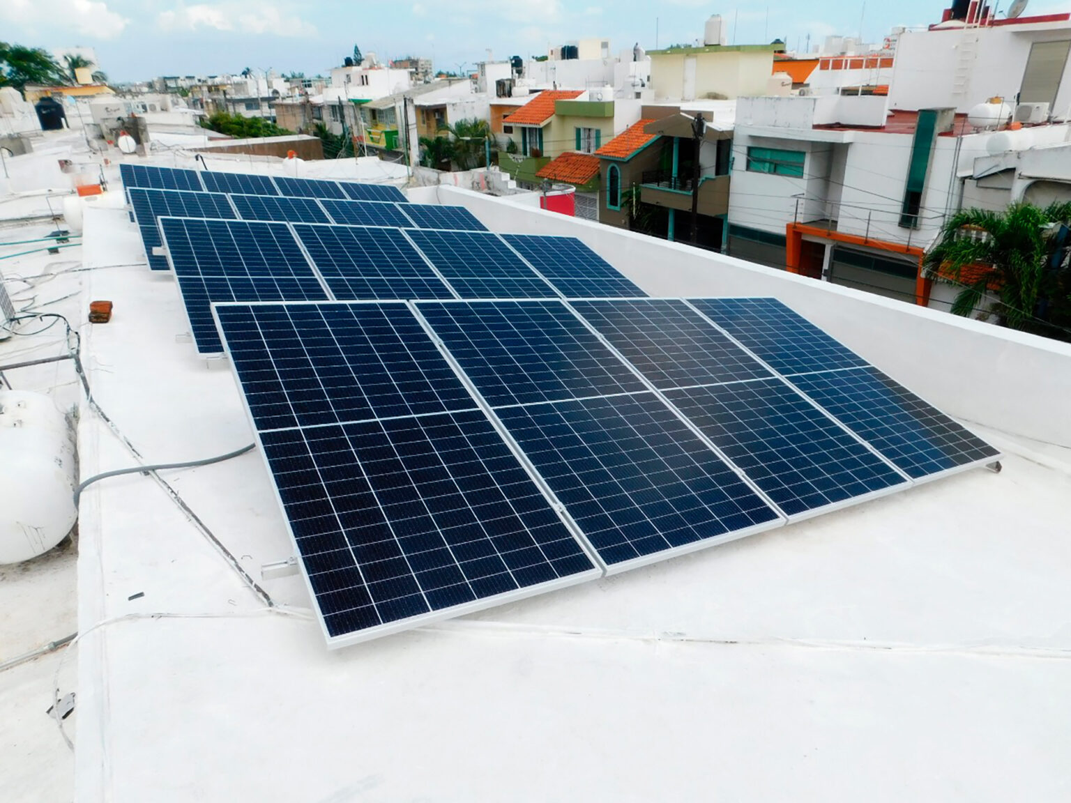 Residencias y empresas podrán instalar paneles solares sin límites en República Dominicana