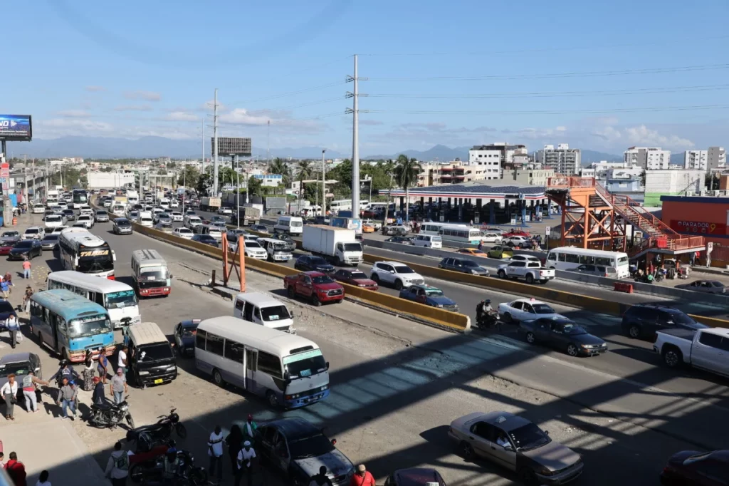 Tránsito en la autopista Duarte tras retiro de puente peatonal en el km 9