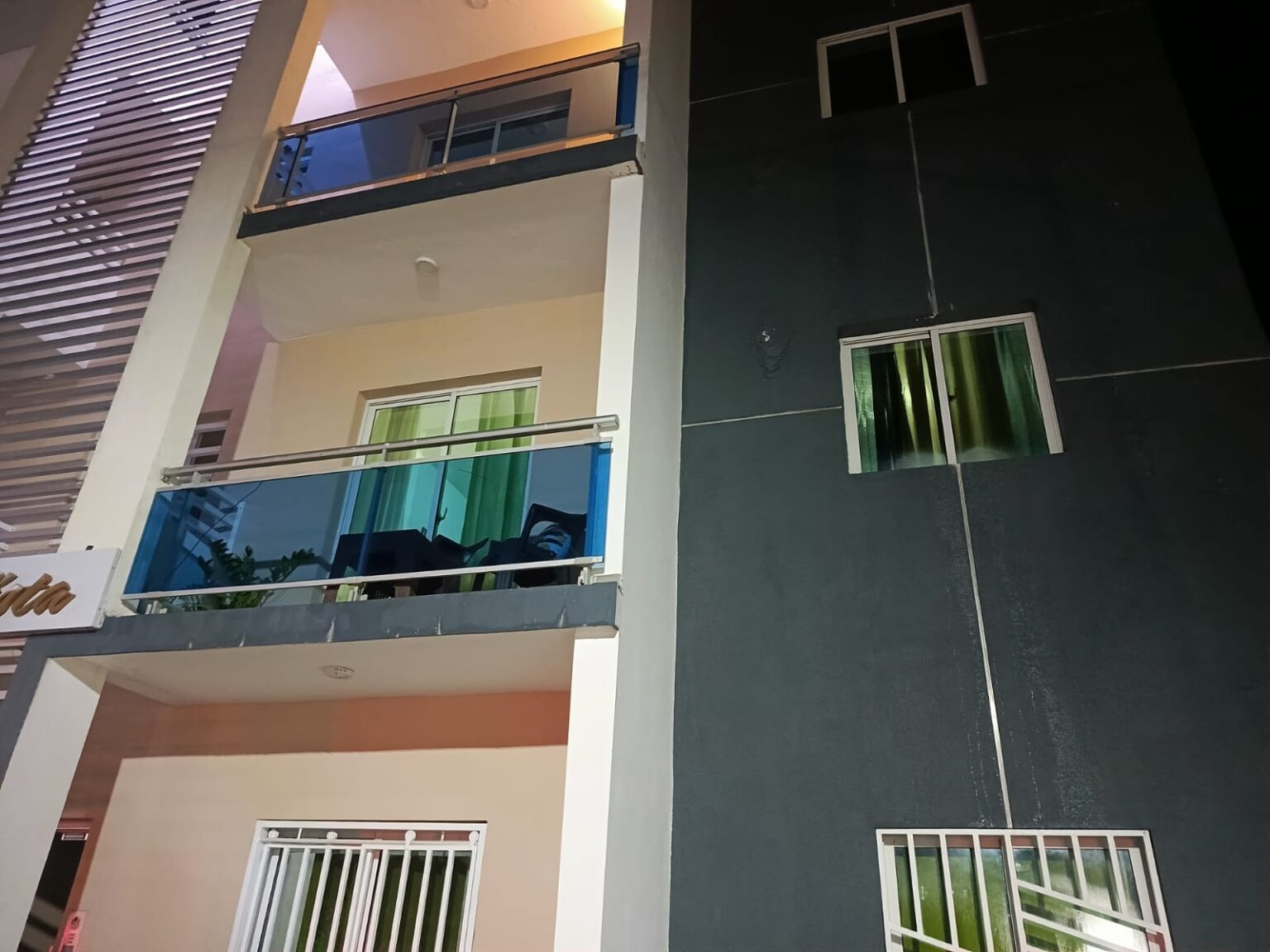 Mujer se lanza de segundo nivel en Miches y sufre heridas