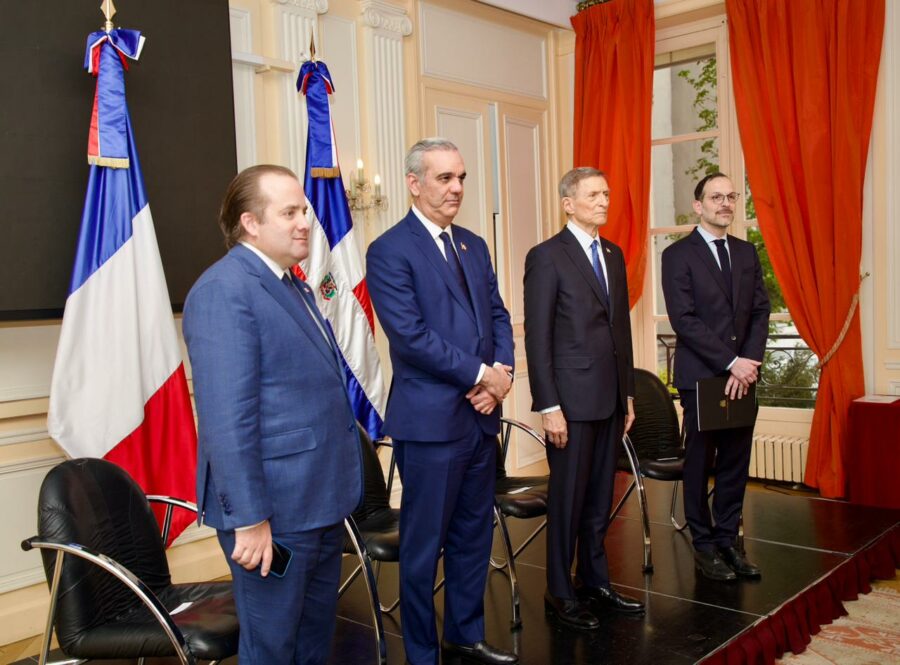 Presidente Abinader reafirma compromiso con la diáspora en París
