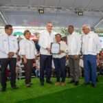 El presidente Abinader entrega 442 títulos de propiedad a familias de Hato Nuevo II en Santo Domingo Oeste.