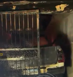 Tapicería y vehículo quedan reducidos a cenizas en incendio en SFM