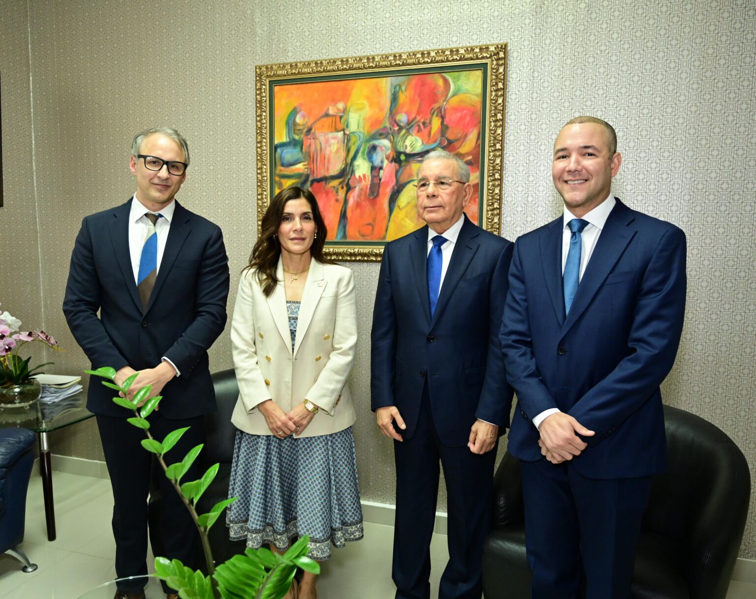 Embajadora de Estados Unidos Leah Francis Campos se reúne con Danilo Medina presidente del PLD y Johnny Pujos.