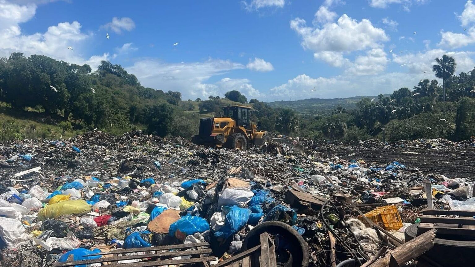 Ayuntamiento de Luperón limpia y adecua vertedero municipal