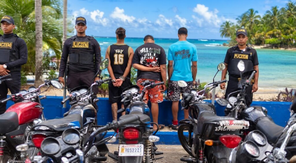 Desmantelan banda de robo de motocicletas en Yamasá; cuatro detenidos