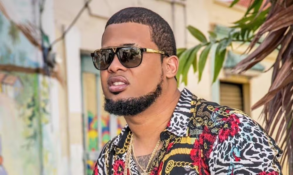 Lápiz Conciente advierte sobre el uso de samples y Tokischa responde desde el escenario