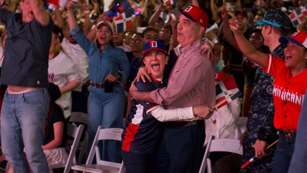 Abinader sorprende en el Malecón al unirse a los capitaleños para ver el juego entre Dominicana y Estados Unidos