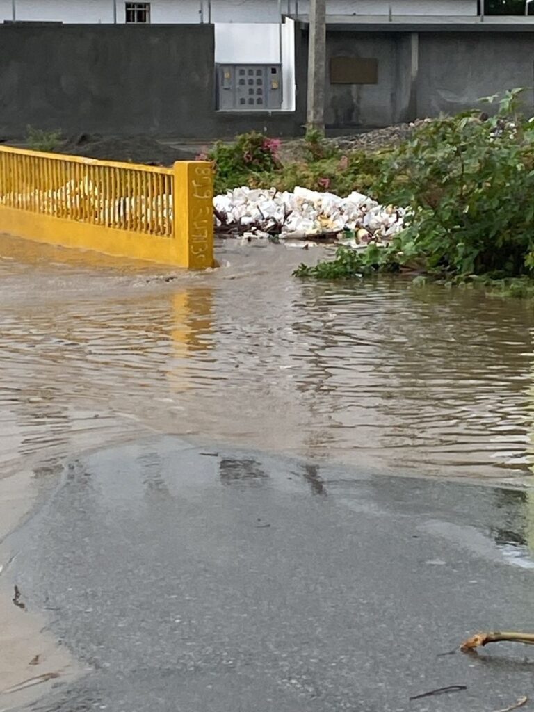 Crecida repentina de cañada alarma a residentes en Baní, Peravia