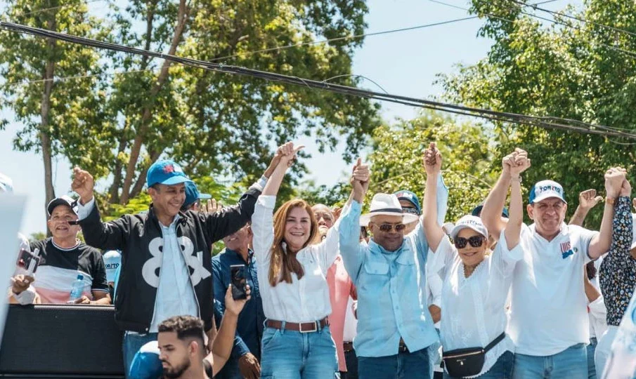 Carolina Mejía recibe respaldo del PRM en Monseñor Nouel con apoyo de El Torito y Norberto Ortiz