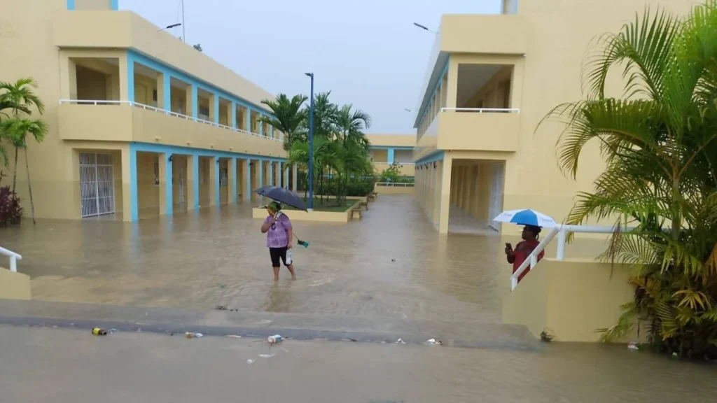 Inundaciones y lluvias elevan posibilidad de brotes de enfermedades en el país