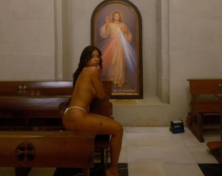 Obispado de San Sebastián demanda eliminar video de Tokischa en templo