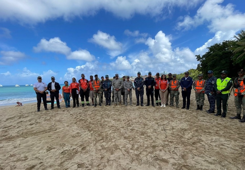 Oleaje en Puerto Plata atrapa a seis bañistas; fueron rescatados pese a bandera roja