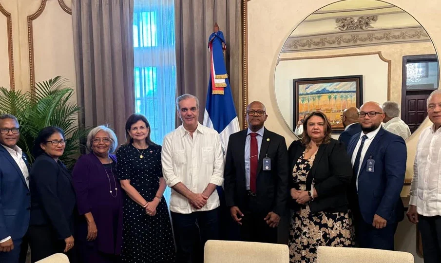 Gobierno y Colegio Médico Dominicano celebran reunión encabezada por Abinader