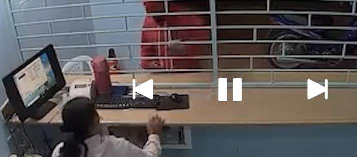 Cámaras captan a dos sujetos en asalto a banca de loterías en SFM