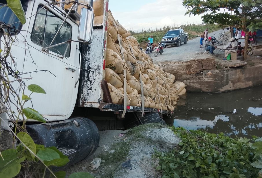 Puente se derrumba en Cabuyas y causa temor en La Vega