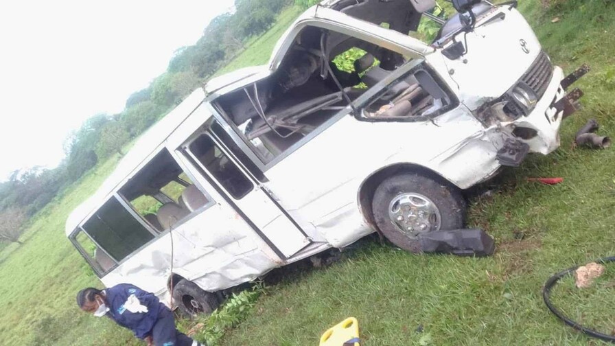 Autobús se desliza en carretera Otra Banda–Higüey y causa nueve lesionados
