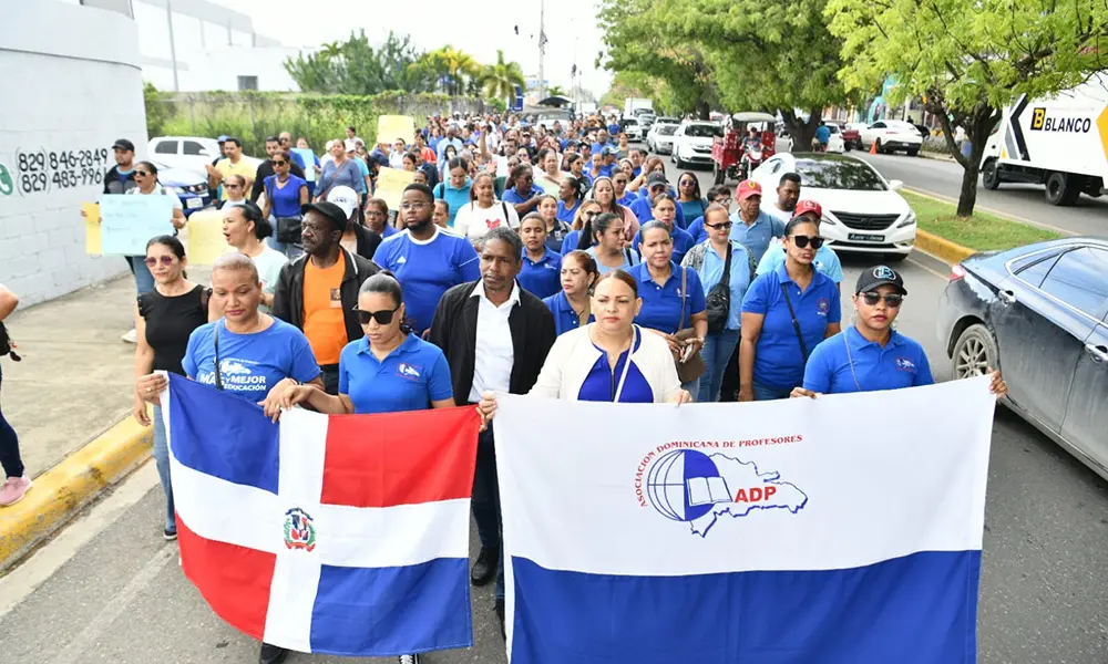 ADP y comunidad marchan por reclamos conclusión de centros educativos