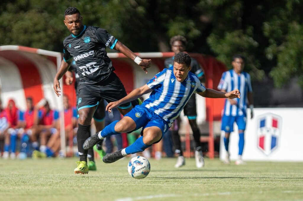 Fútbol dominicano: empates, figuras destacadas y ritmo competitivo marcaron la jornada de ayer