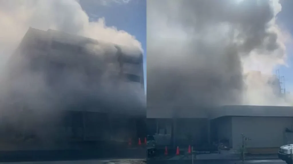 Establecimiento comercial arde en llamas en la 27 de Febrero