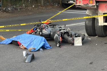 Motorista muere aplastado por camión en Santiago