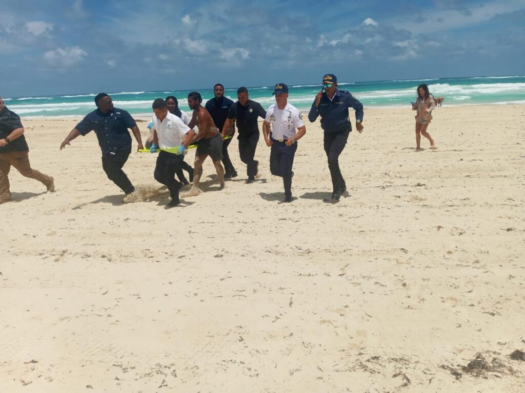 Turista colombiano pierde la vida en Bávaro por fuerte oleaje