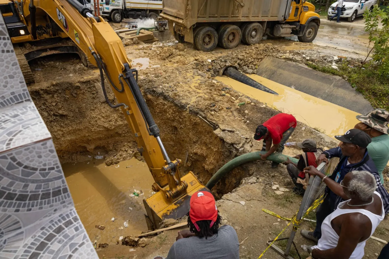 Persisten labores de reparación por avería que mantiene sin agua a comunidades del DN