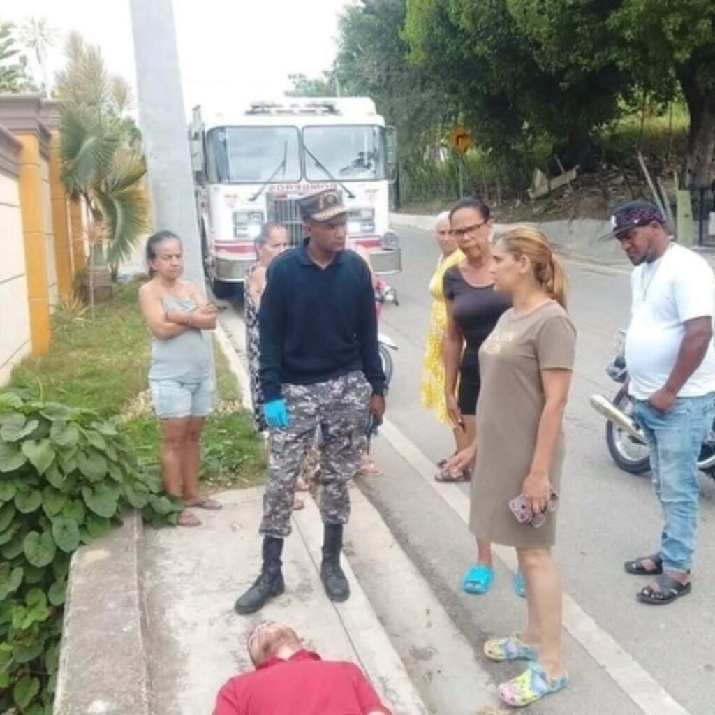 Bomberos de Tamboril auxilian a joven hallado en acera de Guazumal