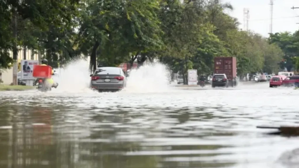 Inundaciones y vehículos varados tras aguaceros en Santo Domingo Este