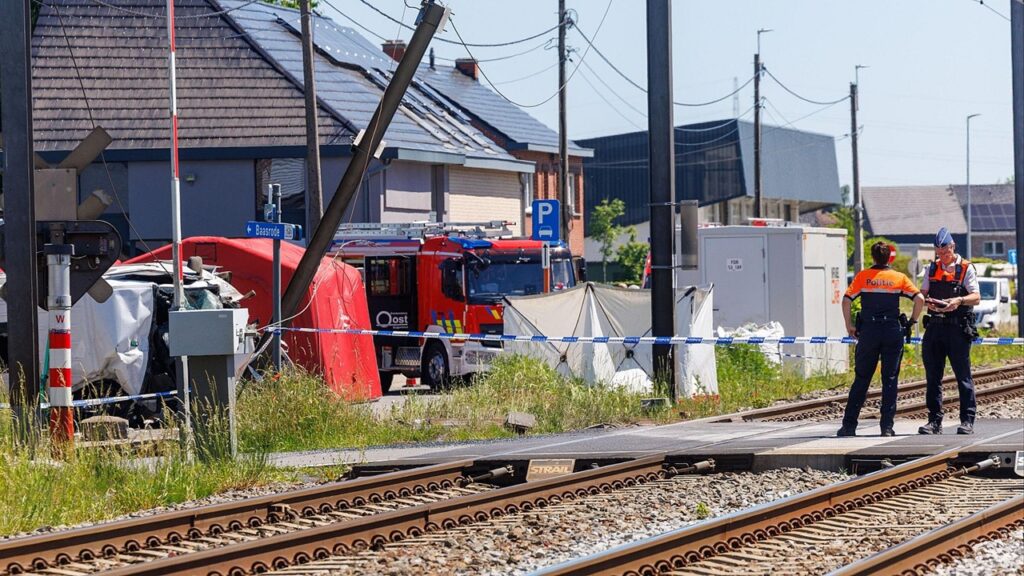 Cuatro muertos tras choque entre tren y minibús escolar en Bélgica