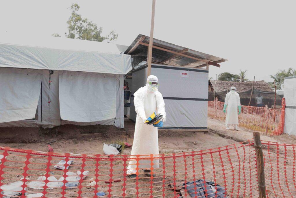 RDC eleva a 131 las muertes sospechosas por el brote de ébola en el este del país