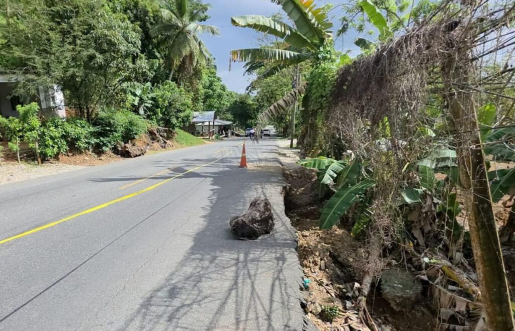 Un mes de abandono tras colapso vial en sector Honduras de Samaná