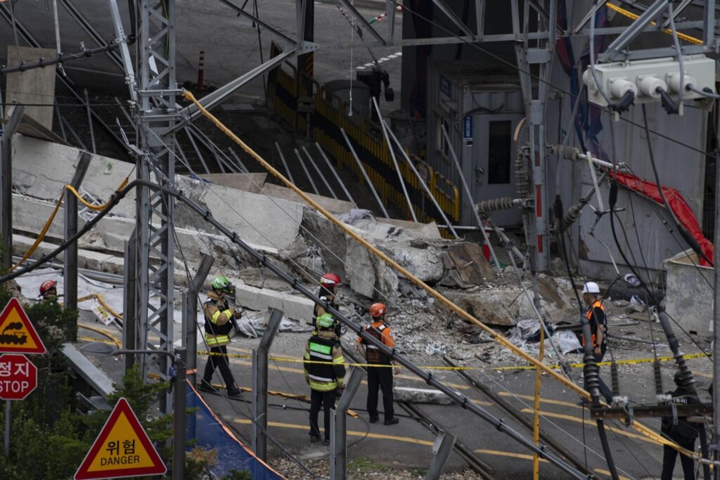 Derrumbe de paso elevado en Seúl deja tres muertos y tres heridos durante obras de demolición