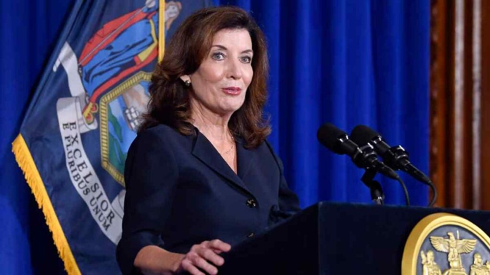Hochul firma presupuesto de Nueva York centrado en familias, asequibilidad y alivio económico
