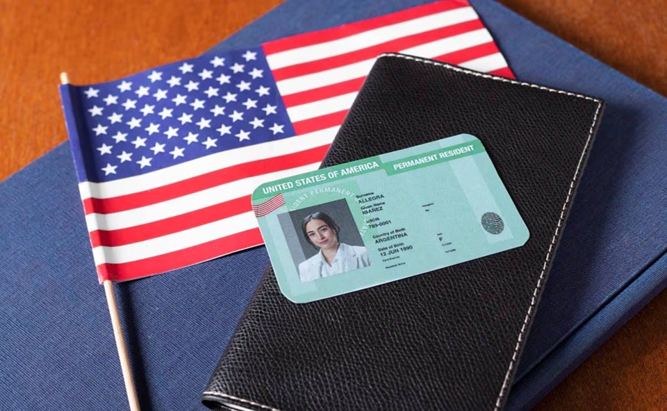 Trump retrocede y suaviza nueva norma para solicitudes de “green card”