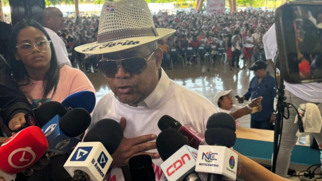Héctor Acosta comparte con mujeres de varios partidos en celebración del Día de las Madres