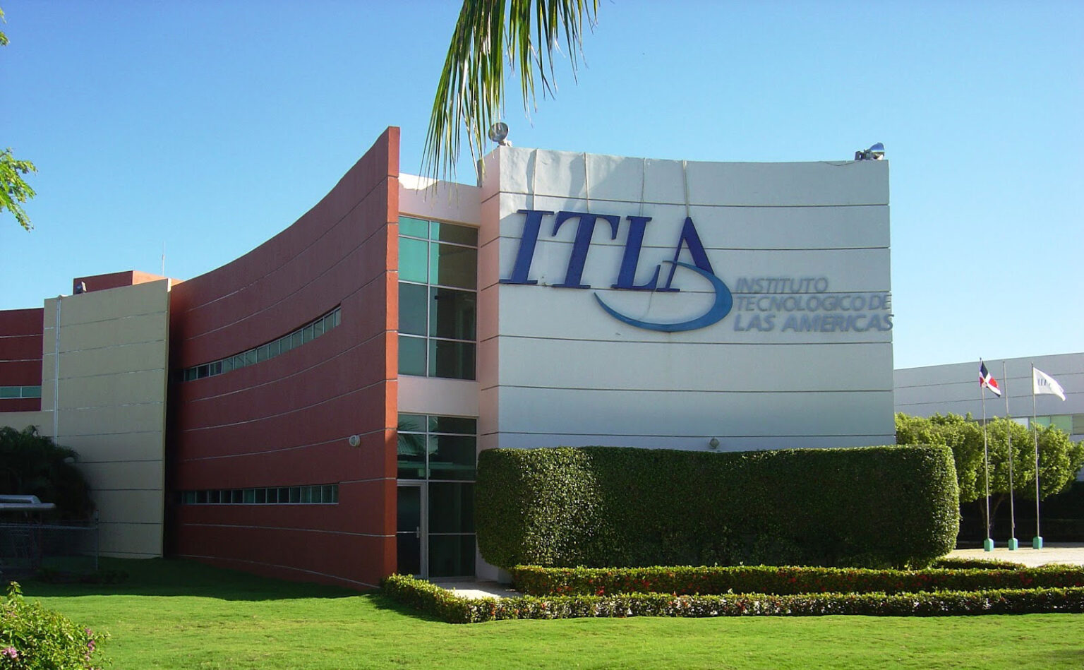 ITLA proyecta futuro académico con inteligencia artificial y semiconductores