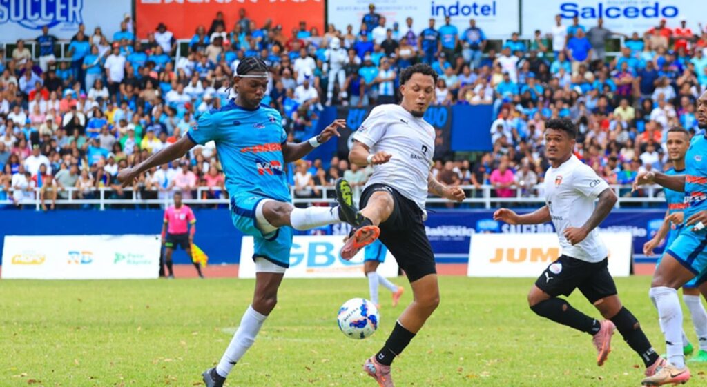 Salcedo FC pega primero y toma ventaja en la final de la LDF 2025-2026