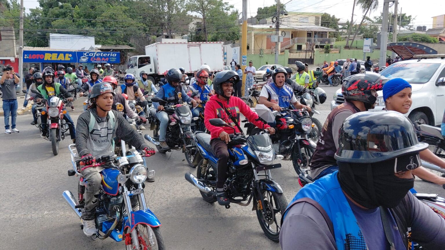 Mototaxistas protestan en Santiago por altos precios de combustibles y licencias