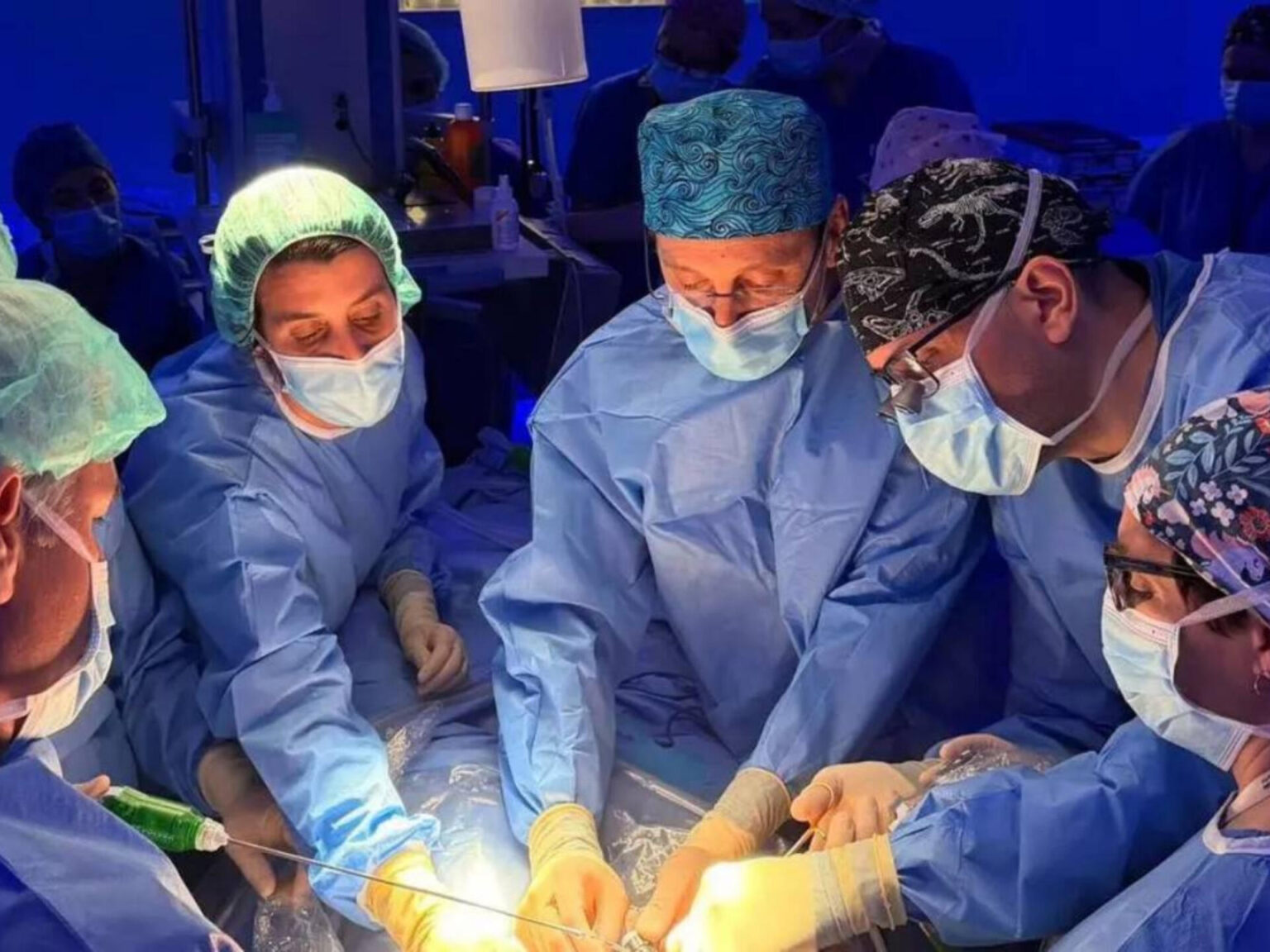 Médicos en España operan a feto dentro del vientre por malformación