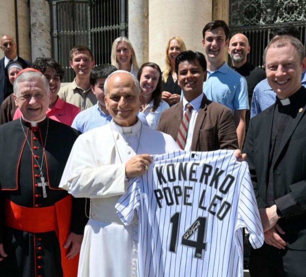 Paul Konerko obsequia jersey autografiado al Papa León XIV